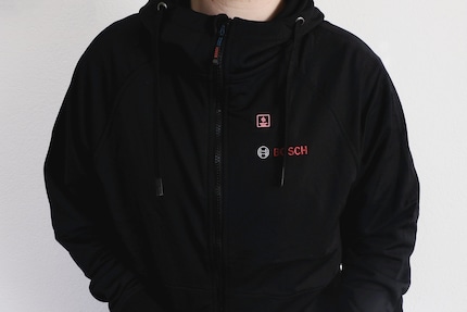 Malgré que la veste est presque exclusivement noire, elle brille un peu trop pour moi