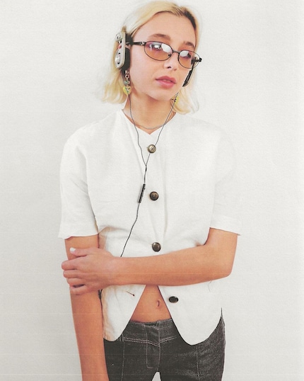 La fashion-girl Emma Chamberlain avec les ultra populaires Porta Pros de Koss.