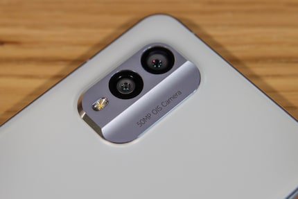 De Nokia X30 moet het doen met twee camera's.