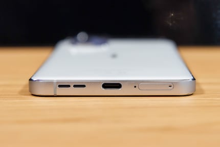 De telefoon laadt op via USB-C.