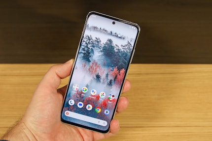 Voor hedendaagse begrippen heeft de Nokia X30 een dikke rand. 
