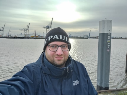 Selfie genomen tegen het licht in.