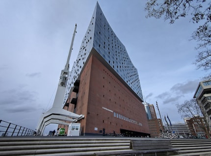 De groothoekcamera krijgt de hele Elbphilharmonie in beeld.