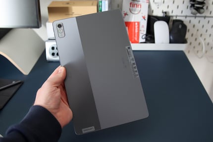 Lenovo Tab P11 Pro van de achterkant afgebeeld zonder hoesje.