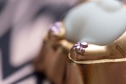 Das Aluminium ist golden und violett gefärbt.