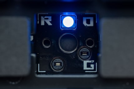 Grâce aux socles hot swap, vous pouvez échanger les boutons de l’Asus ROG Azoth rapidement et facilement.