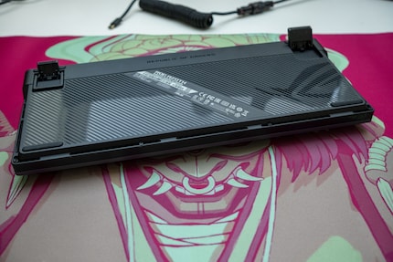 Le dessous du Asus ROG Azoth est en plastique.