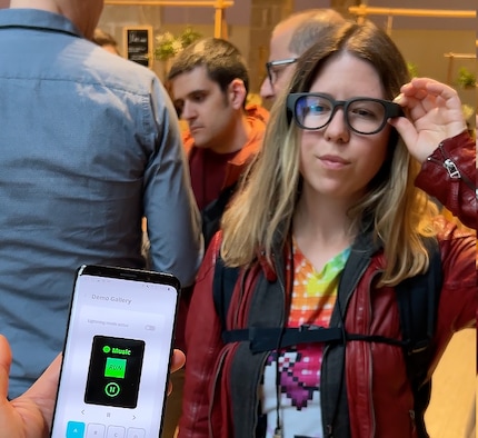 Smartphone apps kunnen via de lens direct voor het oog worden weergegeven.