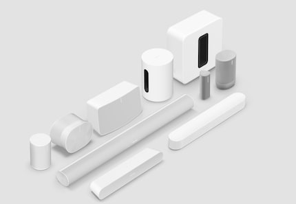 Alle huidige Sonos speakers. De twee Era-modellen staan links achteraan, met de Sonos Five rechts.