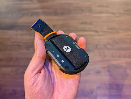 This handy tool contains satellite connection for any smartphone.