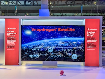 Qualcomm debuts the first Snapdragon Satellite partners at its exhibition booth.
