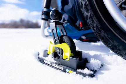 Mit den Wheelblades funktioniert Patricks Rollstuhl auch im Schnee.