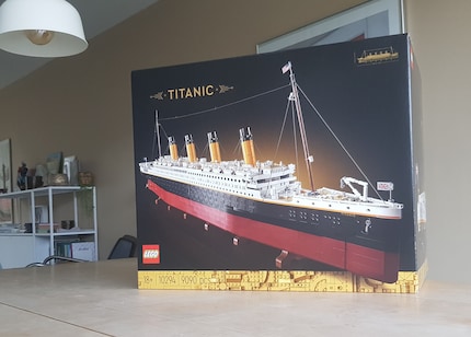 La boîte au format XXL. Pas étonnant, puisqu’elle contient plus de 9000 briques Lego.