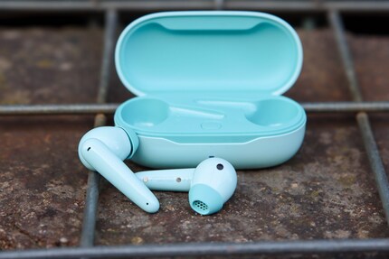 With the charging case, this results in a total battery life of 24 hours.