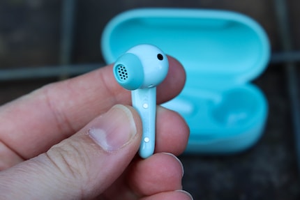The right bud is easier to remove and put back in with your left hand – can’t say the same for the right ear.