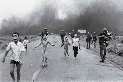 Le cadrage d’une image peut déjà modifier son message : « Napalm Girl » de Nick Ut est une image de guerre iconique. Le soldat qui tourne la manivelle de son appareil photo, à droite de l’image, a été coupé dans de nombreuses publications parce qu’il a l’air trop impassible.