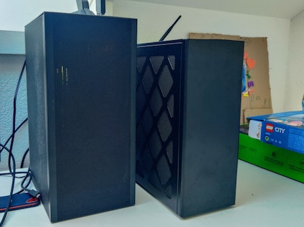 Der NUC (rechts) ist nicht wirklich kleiner als mein Mini-ITX-PC.