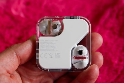Het witte element steekt iets uit de onderkant van de behuizing, net als de uitstulpingen voor de hoofdtelefoon.