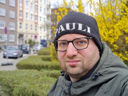 The main camera doesn’t blur your face in portrait mode.