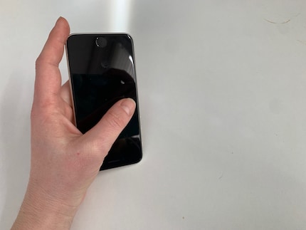 Schon wieder in der Hand. Der ständige Kontrollgriff zum Smartphone ist wie ein Reflex und bringt mich aus der Ruhe.