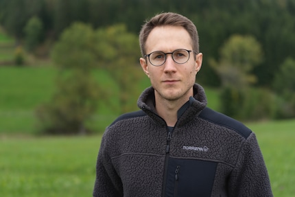 In echt ist die Jacke grau, meine Haut nicht aus Wachs, meine Haare sind braun und die Augen normal.