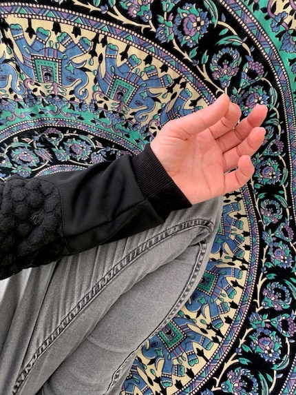 Die Handhaltungen in der Meditation werden Mudras genannt und sollen helfen, die Konzentration zu halten und eine Harmonie zwischen Anspannung und Entspannung herzustellen. Früher fand ich es etwas albern, inzwischen mache ich die Handhaltung ganz automatisch, wenn ich mich zum Meditieren hinsetze.