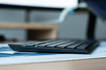 The Corsair K100 Air is flat. The housing comes in at just 11 mm at its thinnest point.