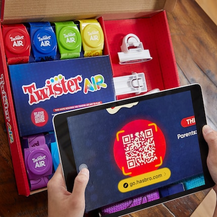 Je hebt de Twister Air app nodig om te spelen. Scan hiervoor de QR-code in de bijgevoegde instructies.