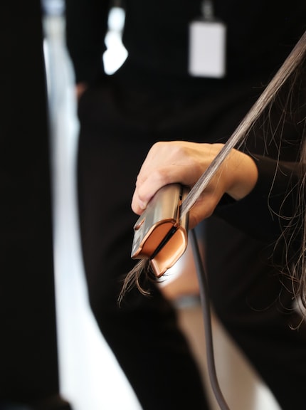 Influencer @ebruerkut gaat ook aan de slag met styling.