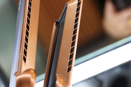 De koperkleurige, afgeschuinde staafjes moeten bij het stylen naar beneden wijzen.