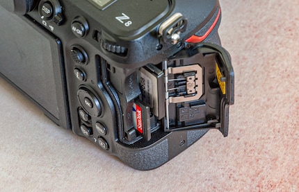 Foto van het kaartenvak gemaakt met de D70. Slecht, maar niet door de camera, maar door mij: de kijkhoek van bovenaf zorgt voor schuine lijnen, de kaarten zijn niet goed zichtbaar en het beeld moest later worden opgehelderd.