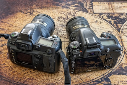Aan het kleine scherm kun je zien hoe oud de Nikon D70 (links) is. Rechts de Nikon D7500.