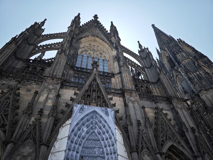 Keulse Dom in de schaduw met de heldere lucht op de achtergrond.
