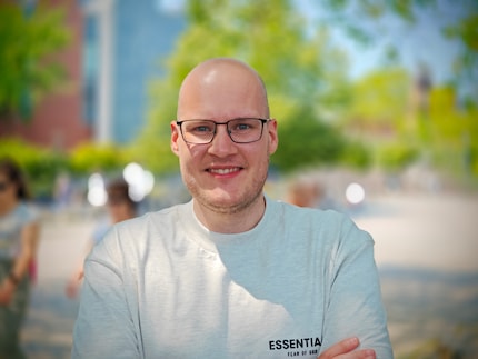Hier is tech YouTuber MajorTech - helaas een wat kunstmatige onscherpte. 