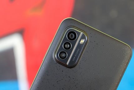 Only two of the three lenses on the back capture images.