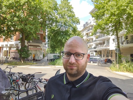 I like myself in this selfie, but I’m less convinced by the background.