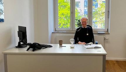 Prof. Raedler in seinem Sprechzimmer. Für Dekoration hat der Gastroenterologie nicht viel übrig.