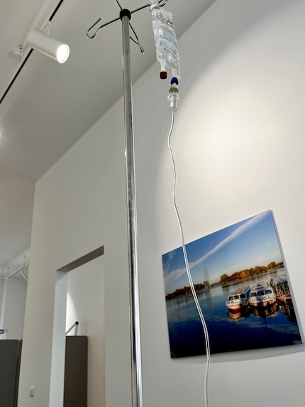 Der lange Blick vom Infusionsplatz nach oben: In schweren Fällen bekommen die Patienten über die Vene Antikörper. Diese Medikamente kosten je nach Präparat über 1000 Euro – pro Infusion. Die Krankenkasse zahlt die Behandlung.