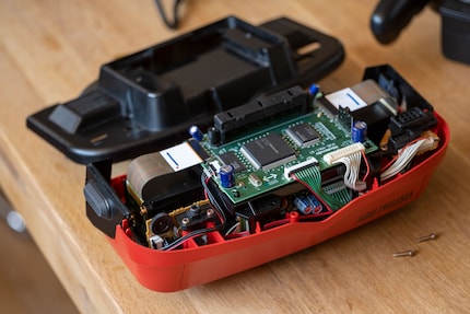 So sieht ein Virtual Boy von Innen aus.