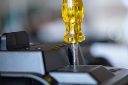 Mit einem Spezialschrauendreher öffne ich den Virtual Boy.