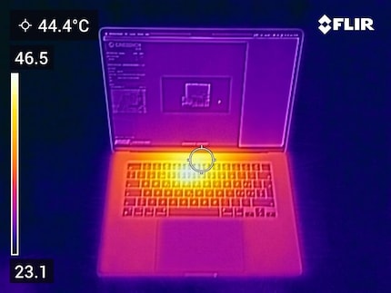 Im CPU-Stresstest erreicht das Gehäuse 46 Grad Celsius. Die Handauflage wird aber nur lauwarm.