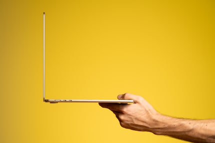 Das 15 Zoll MacBook Air wirkt relativ zur Gesamtgrösse noch dünner als das 13 Zoll.
