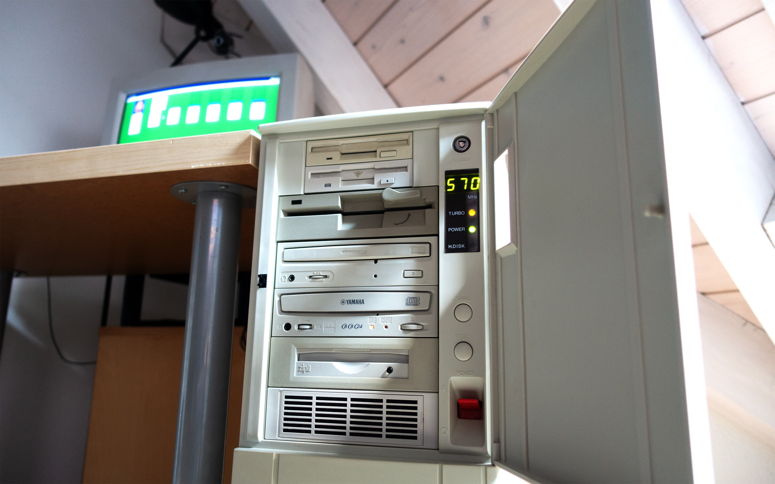 Windows 98 is turning 25 – and I'm spending the week working