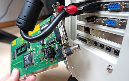 De blauwe netwerkkaart van Allied Telesyn naast de nieuwe, werkende RJ45-poort van een Intel Pro/100 S.