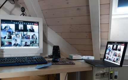 Het Teams gesprek - gespiegeld van de Windows 11 notebook naar de Windows 98 PC. Ik doe mee! 