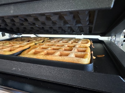 In beide wafelplaten verandert het beslag in een wafel. Ik heb het deksel even opgetild voor de foto. Het deksel moet tijdens het bakproces gesloten blijven totdat het piept.