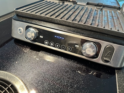 De Multigrill 9 zit vol vetspetters na het grillen, maar hij is in ieder geval makkelijk schoon te maken.