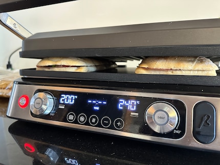 Voor de panini's heb ik het deksel zo afgesteld dat het een beetje op de broodjes drukte.
