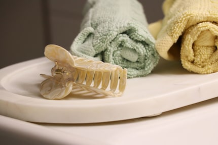 Altijd bij de hand: haarspeld en schone handdoeken.