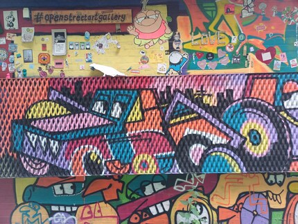 The colourful wall is a challenge for the camera and post-processing of the Galaxy A34.
